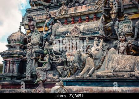 Eine Sammlung von Statuen auf der Seite eines Gebäudes, die die Schönheit eines indischen Tempels auf Mauritius unterstreicht. Stockfoto