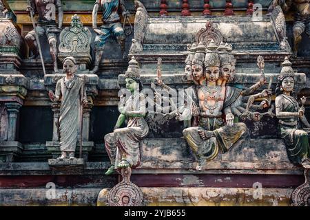 Eine Sammlung von Statuen, die auf der Außenseite eines traditionellen indischen Tempelgebäudes auf Mauritius ausgestellt sind. Stockfoto