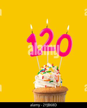 Nummer 120, Rosa Geburtstagskerze - Cupcake Geburtstag. Stockfoto