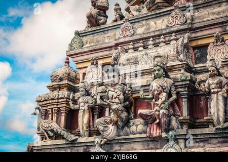 Ein detaillierter Blick auf ein Gebäude mit Statuen in einem indischen Tempel. Stockfoto