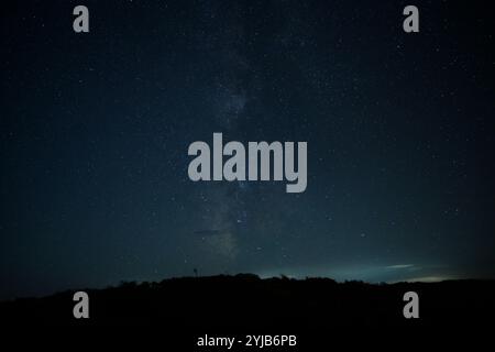 Sternenhimmel mit Milchstraße über dem Horizont Stockfoto