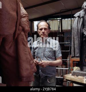 HERNANDEZ, JULIO LOPEZ. ESCULTOR ESPAÑOL . MADRID 1930 -2018 . FOTO EN SU ESTUDIO DE MADRID , AÑO 1970. ATENCION: AUTOR CONTEMPORANEO SUJETO A COPYRIGHT ©. EL CLIENTE FINAL ES RESPONSABLE DE LA GESTION DE LOS DERECHOS DE AUTOR CON LAS SOCIEDADES EXISTENTES DE GESTION DE DERECHOS O DIRECTAMENTE CON LOS ORGANISMOS TITULARES DE LOS MISMOS. Stockfoto