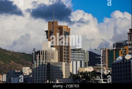 Ein Blick auf Port Louis City auf Mauritius, mit einer belebten Stadtlandschaft mit hohen Gebäuden vor der Kulisse eines majestätischen Berges. Stockfoto