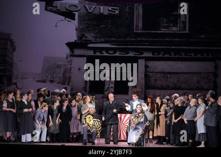 Dagmar Manzel als Mrs. Nellie Lovett, Christopher Purves als Sweeney Todd, Ivan Tursic als Adolfo Pirelli und Tom Schimon als Tobias Ragg, mittig v.l., sowie Ensemble während der Fotoprobe für Sweeney Todd in der Komischen Oper im Schillertheater in Berlin, 13. November 2024. // Musical von Stephen Songheim. Musikalische Leitung James Gaffigan. Inszenierung Barrie Kosky. Bühne und Kostüme Katrin Lea Tag. Premiere ist am 17. November 2024. Komische Oper Berlin Sweeney Todd *** Dagmar Manzel als Mrs. Nellie Lovett, Christopher Purves als Sweeney Todd, Ivan Tursic als Adolfo Pirelli und Tom Schimo Stockfoto