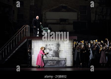 Christopher Purves als Sweeney Todd und Dagmar Manzel als Mrs. Nellie Lovett sowie Ensemble während der Fotoprobe für Sweeney Todd in der Komischen Oper im Schillertheater Berlin, 13. November 2024. // Musical von Stephen Songheim. Musikalische Leitung James Gaffigan. Inszenierung Barrie Kosky. Bühne und Kostüme Katrin Lea Tag. Premiere ist am 17. November 2024. Christopher Purves als Sweeney Todd und Dagmar Manzel als Mrs. Nellie Lovett und Ensemble während der Fotoprobe für Sweeney Todd an der Komischen Oper im Schillertheater Berlin, 13. November Stockfoto