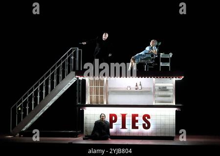 Christopher Purves als Sweeney Todd, Sigalit Feig oben als Bettlerin und Alma Sade unten als Johanna Barker während der Fotoprobe für Sweeney Todd in der Komischen Oper im Schillertheater in Berlin, 13. November 2024. // Musical von Stephen Songheim. Musikalische Leitung James Gaffigan. Inszenierung Barrie Kosky. Bühne und Kostüme Katrin Lea Tag. Premiere ist am 17. November 2024. Komische Oper Berlin Sweeney Todd *** Christopher Purves als Sweeney Todd, Sigalit Feig oben als Beggar Woman und Alma Sade unten als Johanna Barker während der Fotoprobe für Sweeney Todd an der Komischen Oper im Stockfoto