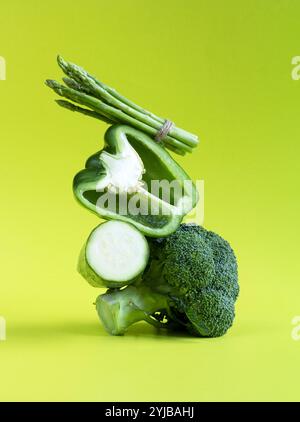 Frisches grünes Gemüse auf dem Tisch. Gleichgewichtsschwebende Futterbilanz von Brokkoli, Zucchini und Spargel Stockfoto