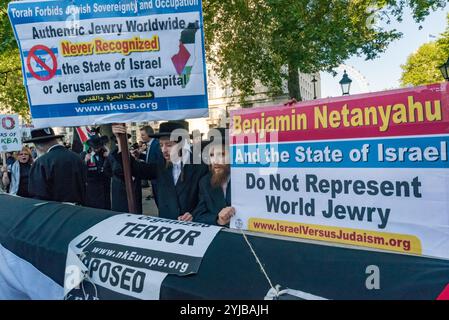 London, Großbritannien. Mai 2018. Neturei Karta ultra-orthodoxe Juden mit Plakaten und Plakaten bei dem großen Protest, der gestern ausgerufen wurde, nachdem die Nachricht vom gestrigen Massaker in Gaza kam, von Menschen, die schockiert wurden, nachdem die israelischen Scharfschützen auf unbewaffnete Demonstranten, bei denen 58 Menschen getötet und über 2700 schwer verletzt wurden, erschossen wurden. Die meisten dieser Schüsse waren mehrere hundert Meter von der Trennwand entfernt und viele wurden in den Rücken oder die Beine geschossen, als sie wegliefen. Unter denen, die bei diesen und anderen jüngsten Protesten durch israelisches Feuer getötet wurden, waren Sanitäter, die die Verwundeten behandeln, und eindeutig identifizierte Journalisten, die Di trugen Stockfoto