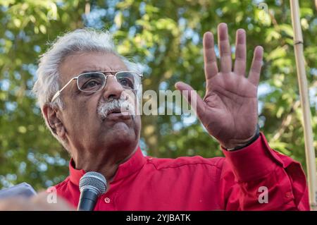 London, Großbritannien. Mai 2018. Tariq Ali spricht über den großen Protest, der gestern ausgerufen wurde, nachdem Nachrichten über das gestrige Massaker in Gaza von Menschen kamen, die schockiert sind über die Erschießung unbewaffneter Demonstranten durch israelische Scharfschützen, bei denen 58 Menschen getötet und über 2700 schwer verletzt wurden. Die meisten dieser Schüsse waren mehrere hundert Meter von der Trennwand entfernt und viele wurden in den Rücken oder die Beine geschossen, als sie wegliefen. Unter denen, die bei diesen und anderen jüngsten Protesten durch israelisches Feuer getötet wurden, waren Ärzte, die die Verwundeten behandeln, und eindeutig identifizierte Journalisten, die markante blaue Pressewesten trugen. Die Shootings h Stockfoto