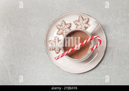 Weihnachtsschokolade-Milchbecher mit Zuckerrohr, Konzept der Winterferien Desserts und Dekoration Stockfoto