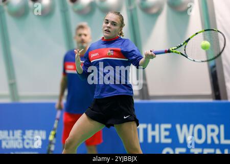 Die tschechische Tennisspielerin Sara Bejlek war während des Trainings vor dem Billie Jean King Cup 2024 im Einsatz, der Weltmeisterschaft der Frauen im Tennis Stockfoto