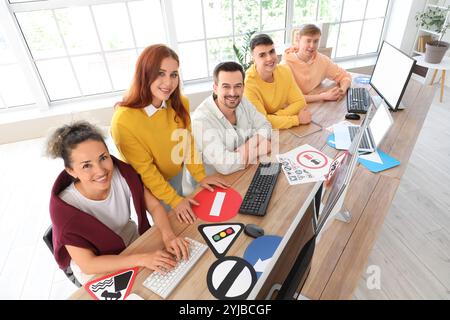 Leute, die Unterricht in der Fahrschule haben Stockfoto