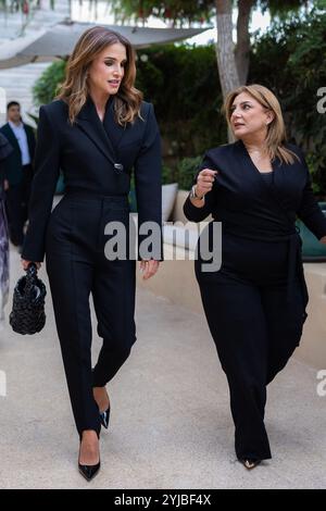 Amman, Jordanien. November 2024. Königin Rania Al Abdullah von Jordanien trifft sich mit Mitgliedern der Business and Professional Women Association und besucht am 12. November 2024 das Bunni Coffee Roastery and Academy in Amman, Jordanien. Foto: Balkis Press/ABACAPRESS. COM Credit: Abaca Press/Alamy Live News Stockfoto
