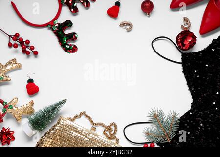 Rahmen aus stilvoller Kleidung, Accessoires und Weihnachtsdekor auf weißem Hintergrund Stockfoto