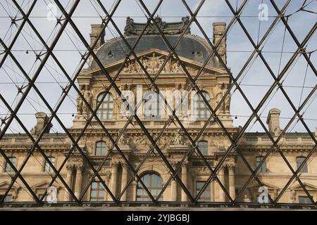 Frankreich. Paris. Louvre Pyramide. Entworfen von I.M.Pei., 1989. Blick von der unterirdischen Lobby auf die Pyramide. Stockfoto