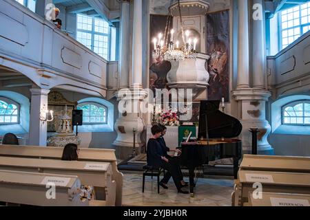 20. Weber-Festival Pokoj, Woiwodschaft Opole, Polen Klavierkonzert des Ravel Klavierduos am 9. Juni 2023 in der Sophienkirche von Pokoj/Bad Carlsruhe, Woiwodschaft Opole, Polen, im Rahmen des 20. Musikfestivals der historischen Parkanlagen und Gärten zu Ehren von Carl Maria von Weber vom 8. 10. Juni 2023 nur zur redaktionellen Verwendung. Stockfoto