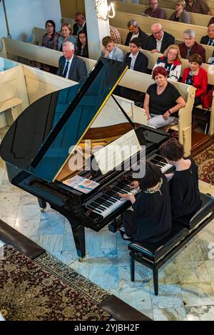 20. Weber-Festival Pokoj, Woiwodschaft Opole, Polen Klavierkonzert des Ravel Klavierduos am 9. Juni 2023 in der Sophienkirche von Pokoj/Bad Carlsruhe, Woiwodschaft Opole, Polen, im Rahmen des 20. Musikfestivals der historischen Parkanlagen und Gärten zu Ehren von Carl Maria von Weber vom 8. 10. Juni 2023 nur zur redaktionellen Verwendung. Stockfoto