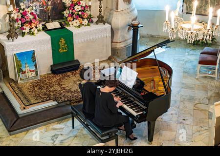 20. Weber-Festival Pokoj, Woiwodschaft Opole, Polen Klavierkonzert des Ravel Klavierduos am 9. Juni 2023 in der Sophienkirche von Pokoj/Bad Carlsruhe, Woiwodschaft Opole, Polen, im Rahmen des 20. Musikfestivals der historischen Parkanlagen und Gärten zu Ehren von Carl Maria von Weber vom 8. 10. Juni 2023 nur zur redaktionellen Verwendung. Stockfoto