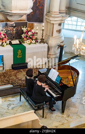 20. Weber-Festival Pokoj, Woiwodschaft Opole, Polen Klavierkonzert des Ravel Klavierduos am 9. Juni 2023 in der Sophienkirche von Pokoj/Bad Carlsruhe, Woiwodschaft Opole, Polen, im Rahmen des 20. Musikfestivals der historischen Parkanlagen und Gärten zu Ehren von Carl Maria von Weber vom 8. 10. Juni 2023 nur zur redaktionellen Verwendung. Stockfoto