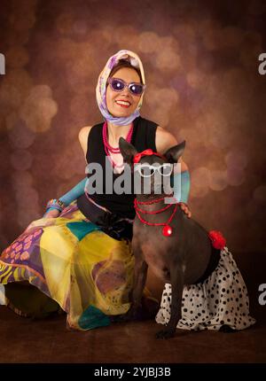 Pin-up und Rockabilly gestylte Frau mit Hund Stockfoto