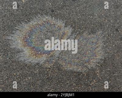 Abstrakter Minimalismus: Ölleckage auf der Wet Street bei regnerischem Wetter Stockfoto