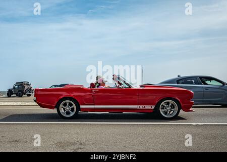 Gulfport, MS - 04. Oktober 2023: Weitwinkel-Seitenansicht eines Ford Mustang GT 350 Cabriolets aus dem Jahr 1965 auf einer lokalen Autoshow. Stockfoto