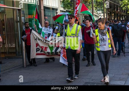 London, Großbritannien. Mai 2018. Demonstranten der Revolutionären Kommunistischen Gruppe und des Sieges der Intifada fordern ein Ende der gesamten britischen Unterstützung für Israel nach dem barbarischen Massaker der israelischen Scharfschützen an unbewaffneten Demonstranten, die am Großen Rückkehrmarsch im Gazastreifen teilgenommen haben, bei dem über 60 Menschen getötet und Tausende schwer verletzt wurden. Viele der Waffen, mit denen die Demonstranten getötet wurden, wurden vermutlich von britischen Rüstungsunternehmen geliefert. Der Protest begann vor einer Filiale der Barclays Bank, die große Investitionen in Israel getätigt hat, und setzte sich weiter in der Oxford Street fort, wobei er kurz anhalten musste, um außerhalb der USA zu sprechen und zu protestieren Stockfoto