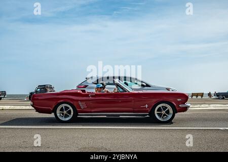 Gulfport, MS - 04. Oktober 2023: Weitwinkel-Seitenansicht eines Ford Mustang Cabriolets aus dem Jahr 1966 auf einer lokalen Autoshow. Stockfoto