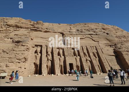 Abu Simbel, Ägypten - 21. März 2024: Touristen besuchen den Tempel der Königin Nefertari in Abu Simbel mit riesigen Sandsteinstatuen, historisches Erbe Stockfoto