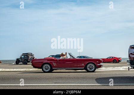 Gulfport, MS - 04. Oktober 2023: Weitwinkel-Seitenansicht eines Ford Mustang Cabriolets aus dem Jahr 1966 auf einer lokalen Autoshow. Stockfoto
