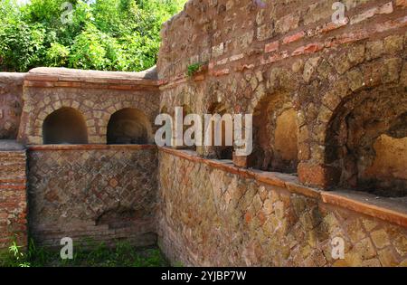 Ostia Antica. Römische Stadt an der Küste des Tyrrhenischen Meeres, alter Handelshafen des kaiserlichen Roms. Nischen der Kolumbarien. Nekropolis. Latium. Stockfoto