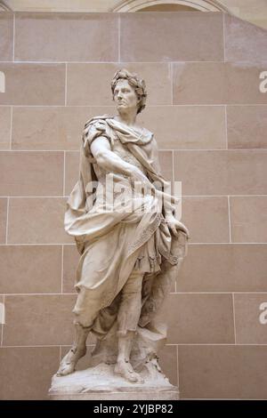 Statue von Julius Cäsar (100 v. Chr.–44 v. Chr.) des französischen Bildhauers Nicolas Coustrou (1658–1733). Louvre Museum. Paris. Frankreich. Stockfoto