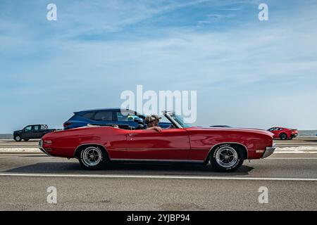 Gulfport, MS - 04. Oktober 2023: Weitwinkel-Seitenansicht eines Buick Skylark Cabriolets aus dem Jahr 1971 auf einer lokalen Autoshow. Stockfoto