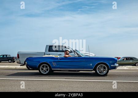 Gulfport, MS - 04. Oktober 2023: Weitwinkel-Seitenansicht eines Ford Mustang Cabriolets aus dem Jahr 1966 auf einer lokalen Autoshow. Stockfoto