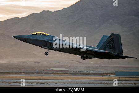 Ein F-22 Raptor Jagdjet der 422nd Test and Evaluation Squadron (TES) startet am 12. Januar zu einer Mission auf der Nellis Air Force Base in Nevada Stockfoto