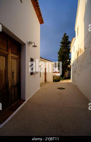 Dunkler Himmel über Gasse im Dorf Altea La Vella, Provinz Alicante, Spanien *** Dunkler Himmel über der Gasse im Dorf Altea La Vella, Provinz Alicante, Spanien Stockfoto
