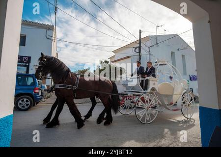 Hochzeitskutsche im kleinen Dorf Altea La Vella, Provinz Alicante, Spanien *** Hochzeitskutsche im kleinen Dorf Altea La Vella, Provinz Alicante, Spanien Stockfoto