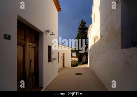 Dunkler Himmel über Gasse im Dorf Altea La Vella, Provinz Alicante, Spanien *** Dunkler Himmel über der Gasse im Dorf Altea La Vella, Provinz Alicante, Spanien Stockfoto