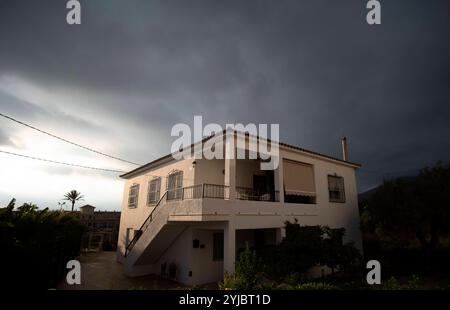 Dunkler Himmel über Wohnhaus im Dorf Altea La Vella, Provinz Alicante, Spanien *** Dunkler Himmel über einem Haus im Dorf Altea La Vella, Provinz Alicante, Spanien Stockfoto