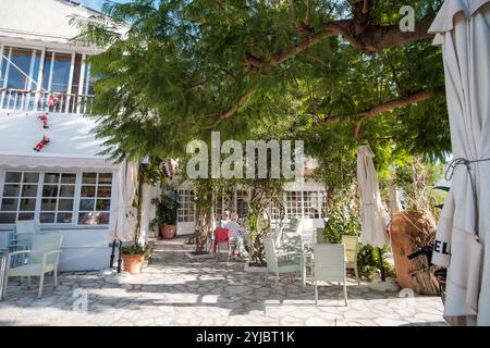 Terrasse eines Restaurants im kleinen Dorf Altea La Vella, Provinz Alicante, Spanien *** Terrasse eines Restaurants im kleinen Dorf Altea La Vella, Provinz Alicante, Spanien Stockfoto