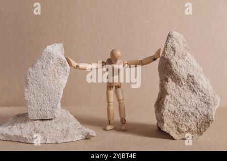 Geschäftskonzept, Holzmann, der große Steine schiebt Stockfoto