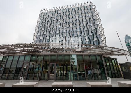 London, Großbritannien. November 2024. Die US-Botschaft in Nine Elms ist von außen abgebildet. Das Gebäude wurde von dem in Philadelphia ansässigen Architekten Kiera entworfen Stockfoto