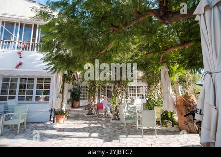 Terrasse eines Restaurants im kleinen Dorf Altea La Vella, Provinz Alicante, Spanien Stockfoto
