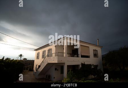 Dunkler Himmel über dem Haus im Dorf Altea La Vella, Provinz Alicante, Spanien Stockfoto