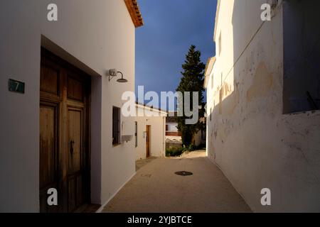 Dunkler Himmel über der Gasse im Dorf Altea La Vella, Provinz Alicante, Spanien Stockfoto