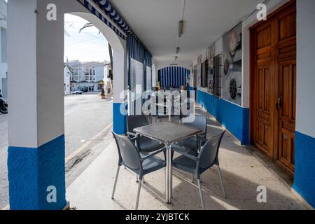 Terrasse einer Bar im kleinen Dorf Altea La Vella, Provinz Alicante, Spanien Stockfoto
