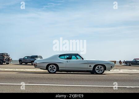 Gulfport, MS - 04. Oktober 2023: Weitwinkel-Seitenansicht eines Pontiac GTO The Judge Coupe aus dem Jahr 1970 auf einer lokalen Autoshow. Stockfoto