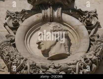 Medaillon mit Porträt des österreichischen Komponisten Joseph Haydn (1732-1809) an der Pariser Fassadenoper. Frankreich. Stockfoto