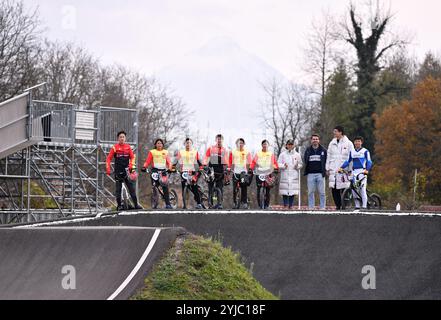 Aigle, Schweiz. November 2024. Die Fahrer posieren für Fotos mit ihrem Trainer Twan van Gendt (3. R) aus den Niederlanden im World Cycling Center (WCC) in Aigle, Schweiz, 13. November 2024. Quelle: Lian Yi/Xinhua/Alamy Live News Stockfoto