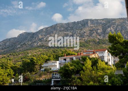 Bergblick von Stanici, Kroatien, mit Blick auf die raue Landschaft und die malerische Schönheit der umliegenden Gipfel. Stockfoto